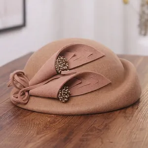 Béret élégant en feutre de laine kaki avec fleurs 3D et perles dorées sur bois