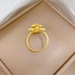 Detailansicht eines goldenen Blumenrings mit feinen Blütenblättern in einer Schmuckschatulle