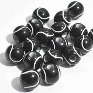 Gros plan de perles de tennis noires en acrylique avec lignes blanches pour bijoux