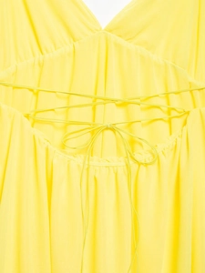 Gros plan détaillé du laçage croisé au dos sur une robe courte jaune sans manches à col V