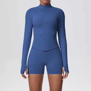 Ensemble de yoga bleu comprenant une veste zippée avec passe-pouces et un short ajusté