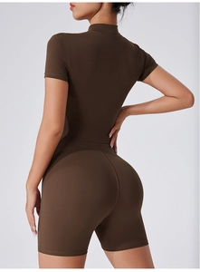 Détail de l'ensemble de yoga marron café à manches courtes avec coupe ajustée et short