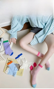 Gros plan de chaussettes en maille ajourée aux couleurs contrastées pour l'été