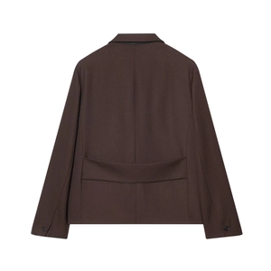 Vue arrière d'un ensemble blazer cintré marron café et jupe plissée de style minimaliste chic