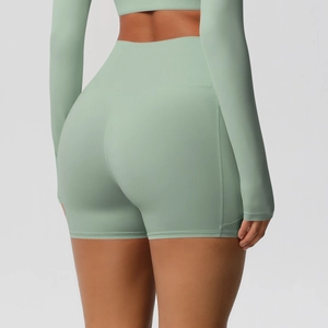 Gros plan d'un short de yoga taille haute vert menthe montrant la texture et les coutures