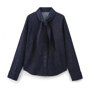 Chemise en jean bleu foncé pour femmes avec col à nœud élégant sur fond blanc uni