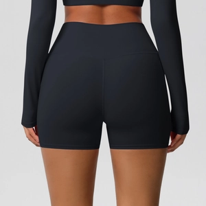 Détail du short de yoga taille haute avec effet push-up et contrôle du ventre