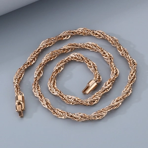 Détail du collier chaîne torsadée en acier inoxydable plaqué or 18 carats avec fermoir