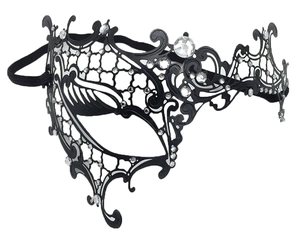 Dettaglio della maschera veneziana in metallo nero con strass brillanti ed elastico nero