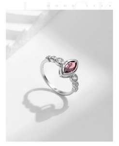 Detailansicht S925 Sterling Silber Ring mit marquiseförmigem rotem Stein und Diamanten