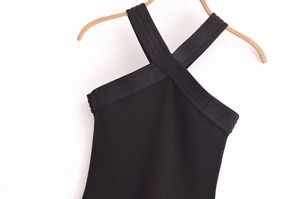 Détail de la robe noire dos nu avec bretelles croisées et texture de tissu tricoté