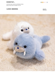 Gros plan d'un phoque en peluche doux avec fourrure blanche et détails bleus mignons