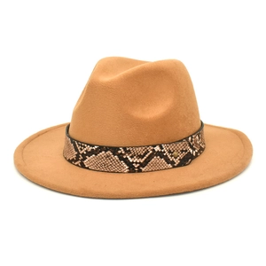 Détail du chapeau en laine camel avec ruban en similicuir serpent et rivet en métal