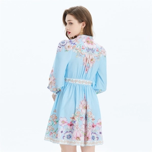 Robe en lin à fleurs bleu clair avec manches bouffantes et taille cintrée