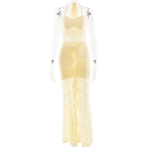 Détail de la robe longue dos nu en dentelle jaune avec design froncé sur mannequin