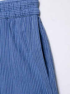 Détail du short à rayures bleues avec taille élastique et poches latérales pratiques