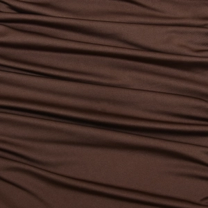 Vue macro du tissu marron avec texture lisse, plis souples et un éclat subtil
