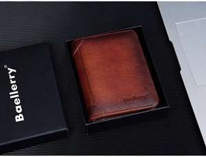 Dunkelbraune Vintage Leder Herrenbrieftasche in schwarzer Geschenkbox auf Tisch