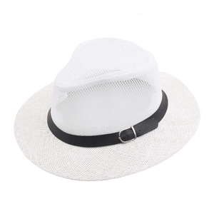 Détail de la calotte en maille respirante et boucle de ceinture sur chapeau jazz blanc
