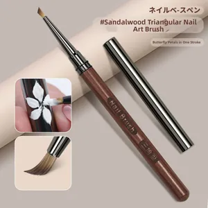 Dettaglio del pennello nail art in sandalo con setole fini e logo inciso per dipingere