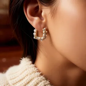 Boucles d'oreilles vintage en U plaquées or 18 carats avec perles pour un style élégant