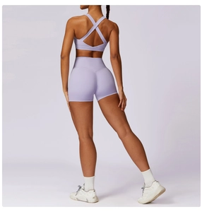 Dettaglio del reggiseno sportivo con schiena incrociata e pantaloncini lavanda