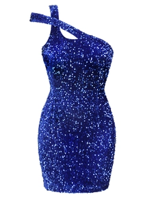 Détail de la robe mini à paillettes bleu roi avec design croisé à une seule épaule