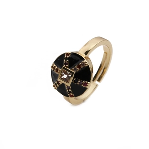 Détail de la bague ajustable dorée avec émail noir et zircons cubiques colorés