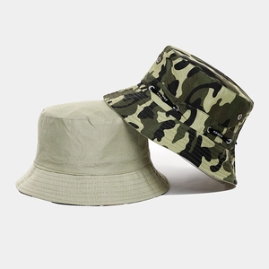 Detailansicht von Camouflage- und Khaki-Sonnenhüten mit SPORT-Text und robustem Baumwollstoff