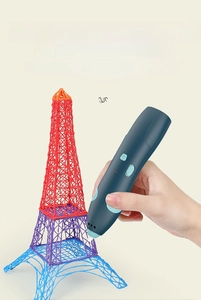 Primer plano de un bolígrafo de impresión 3D inalámbrico azul creando la Torre Eiffel