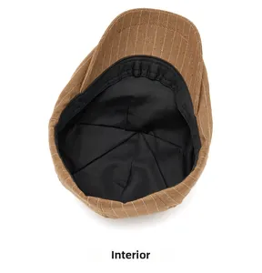 Détail de l'intérieur d'un béret rayé montrant la doublure noire et la bande de confort