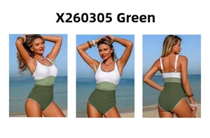 Détails d'un maillot de bain vert tricolore avec des bords ondulés et une texture plissée
