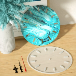 Detalle de molde de silicona para reloj con placa de resina jaspeada y agujas decorativas