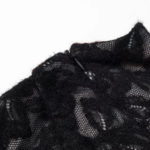 Gros plan sur la fermeture éclair invisible du haut bandeau en dentelle noire