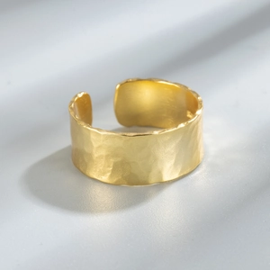 Anello minimalista in argento S925 con texture martellata irregolare in finitura dorata