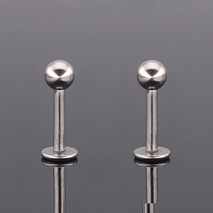 Klassische G23 Titan Labret-Stecker mit Rundkugel und Flachboden auf Reflexionsfläche