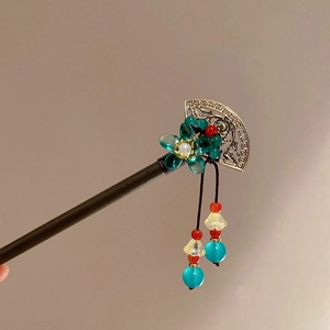 Épingle à cheveux vintage en bois avec décor d'éventail et glands de perles colorés