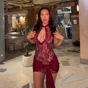 Abito sexy bordeaux in pizzo traforato con scollo all'americana e lacci in vita