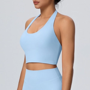 Dettaglio del reggiseno yoga azzurro con scollo all'americana e tessuto elasticizzato