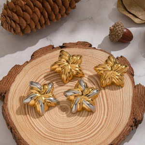 Boucles d'oreilles étoiles bicolores en acier inoxydable plaqué or 18 carats sur socle bois
