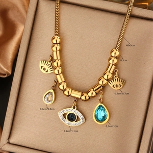 Vue détaillée du collier plaqué or 18 carats avec strass bleus et dimensions précises