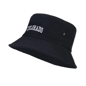 Bob classique en coton noir avec broderie Colorado blanche vue sous un angle