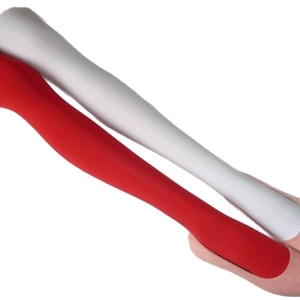 Collants bicolores asymétriques rouge et blanc en velours avec un design épuré