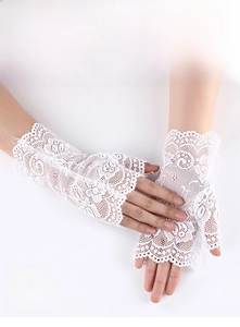 Vue détaillée des mitaines en dentelle blanche avec broderies florales élégantes ajourées