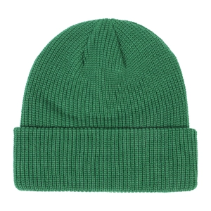 Dettaglio di un berretto in maglia verde con trama a coste e design con risvolto