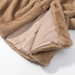 Détail d'un gilet en fausse fourrure marron avec doublure luxueuse en satin champagne