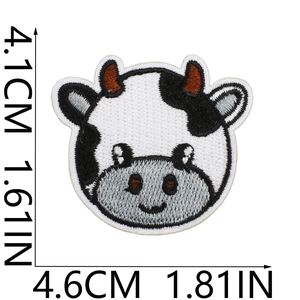 Dettaglio della toppa ricamata a mucca con misure dimensionali precise in centimetri