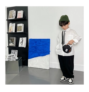 Détail du sac rond en nylon pour enfants avec zip orange et chaîne décorative