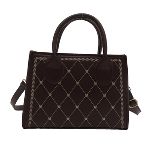 Sac bandoulière marron foncé matelassé avec broderie cœur dorée et surpiqûres