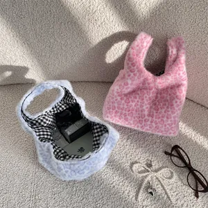 Détail des sacs à main en fausse fourrure léopard rose et bleu avec doublure à carreaux